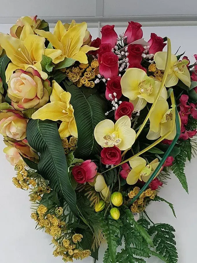 fleurs jaunes et rouges